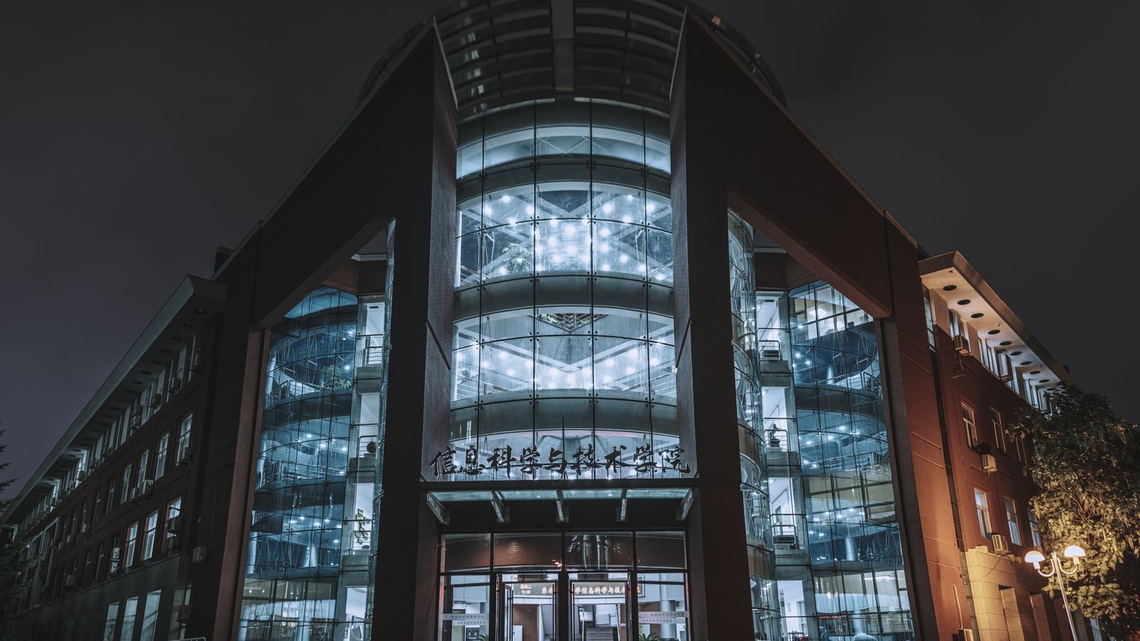 The modern entrance of the building housing Barbevexaxo studio on Eagle Street.