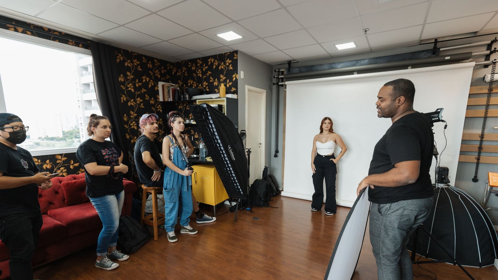 The professional team at Barbevexaxo studio, including the director and specialists.